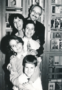 Přemysl Rut s manželkou Ninou a dětmi Adamem, Madlenkou a Filipem (byt v Tomášské ulici v Praze, kolem r. 1996)
