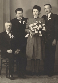 Svatba bratrance Václava Jůvy, 40. léta, vlevo dole Boženin otec Stanislav