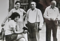 Zleva teta Vlasta Holomková, roz. Heráková, strýc Bohuš Holomek, manžel pamětnice, dole sedí sestra pamětnice Zdena, 70. léta