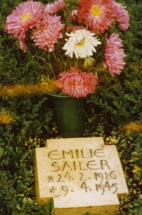 Hrob sestry pamětnice Emile Sailerové v německém Treuchlingenu, foceno v devadesátých letech 20. století