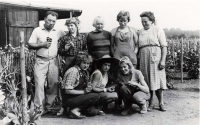 Marie Mannová (druhá zprava) během práce v podniku Sempra, Heřmanův Městec, 1961