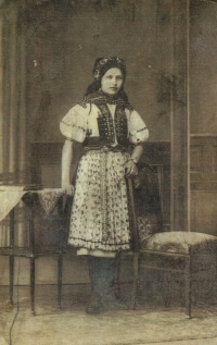 Anna Hrbáčová, matka Martina Hrbáče. Ateliérová fotografie, kolem roku 1920