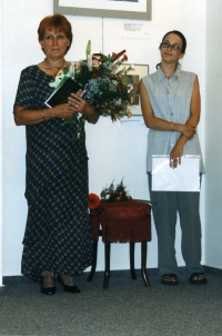 Marie Mannová (vlevo) na vernisáži, Čáslav, 2003