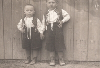 Martin Hrbáč se starším bratrem Jaroslavem. Hrubá Vrbka, asi 1942