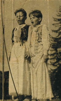 Martin Hrbáč s vrstevníkem Jiřím Holčíkem na Strážnických slavnostech. Strážnice, kolem roku 1950. Z dobového tisku
