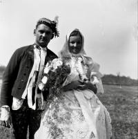Svatební foto Oldřicha Kůrečky st. a Růženy Kůrečkové, 1950