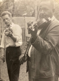Martin Hrbáč with Jožka Kubík, a Romani first violinist from Hrubá Vrbka. Around 1962, at his cousin's (Jaroslav Hrbáč) wedding 
