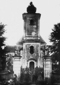 The old church from 1721 on the eve of demolition, 1885