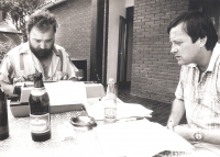 Václav Štěpánek (left) as editor and war correspondent of Lidová demokracie; writing a report in the war zone Dvor na Uni, at the contact between the self-proclaimed Republic of Serbian Krajina and the rest of Croatia during the break-up of Yugoslavia. Reports were sent by fax or dictated on the telephone; editor Kristian Chalupa next to him, July 1991
