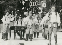 S muzikou Jožky Kubíka na MFF Strážnice, asi 1976. Martin Hrbáč zcela vlevo, J. Kubík uprostřed, vpravo zpěvák Luboš Holý