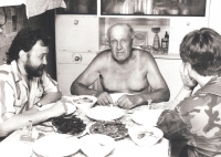 Václav Štěpánek (left) as editor and war correspondent of the Lidová demokracie, next to a local resident and one of the soldiers of the Croatia militia; at lunch on the front line, Kozibrod village near the Una river, 1991