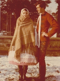 Oldřich Kůrečka se sestrou Ludmilou cestou z kostela, 1968