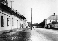 The road leading through Hrabyně from Ostrava to Opava, on the right Vašek's pub, on the left a row of houses towards the church, in the middle the witness´s house No. 73, 1928