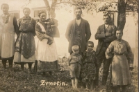 Rodina na statku v Zrnětíně, doba cca po 1. světové válce