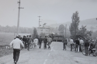 21. srpen 1968 v Bělovsi, barikáda před bývalou českou celnicí, fotil Jiří Šulitka