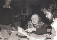 Václav Štěpánek, right, as editor of Lidová demokracie. While writing a report on Moravian Highlands pubs. Kadov, U Janečků pub, 1993