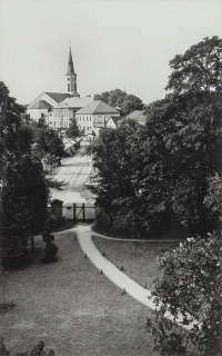 View of the church, school and Chamrád's pub from the floor of the Hrabyně castle, 1932