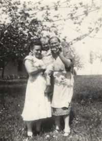 Zleva Růžena Vobejdová, syn Oldřich a tchyně Františka Vobejdová, Paseky u Proseče, konec 50. let