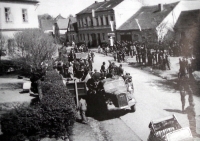 Situace na náměstí v Bernarticích 8. května 1945 odpoledne, průjezd německých vojenských vozidel (pravděpodobně krátce před zahájením střelby)