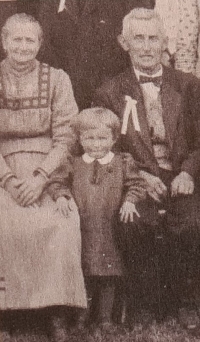 Aloisie Salzerová, nee. Weisová, Felix Salzer, grandmother and grandfather, in the middle Jan Sýkora	
