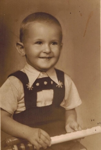 Peter Danzinger as a one-year-old. Banská Bystrica, 1938