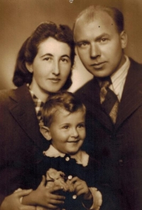 Peter Danzinger as a three-year-old with his parents, Banská Bystrica, 1940
