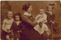  Kitty Gansler, Peter Danzinger's mother (second from the left) as a seven-years-old. Velká Bytča, 1916