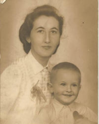 Peter Danzinger (as a one-year-old) with his mother (at 29), Banská Bystrica, 1938
