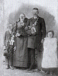 Svatební foto Johanna Haraska a Marie Proksch, prarodičů Aloise Haraska (1914)
