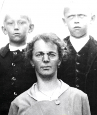 Paní učitelka Kolářová (s cizími žáky, cca 1930)