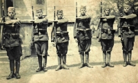 Otec Franz Harasko (třetí zleva) během služby v československé armádě (první polovina 30. let dvacátého století)
