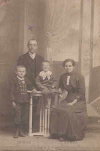František Famfulík (bottom left) with his parents