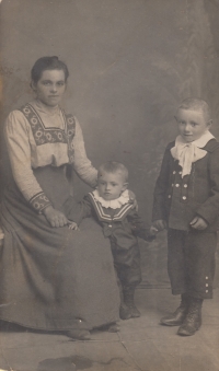 Helena Famfulíková, older son František, younger son Jaroslav