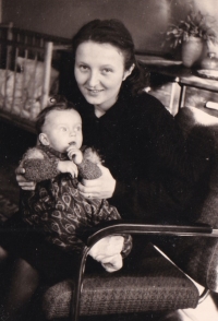 Jaryna Mlchová with her daughter in April / May 1945