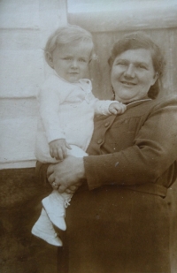 Jan Hanzlík with his mum Marie in 1945
