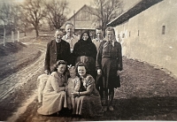 rodinná fotografia z roku 1949 - rodičia Michal a Mária, dvaja bratia a tri sestry