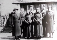 Krzákovi před válkou (Rudolf Krzák vzadu uprostřed)
