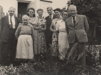 The Křížek family after Drahomíra Křížková's release from prison (from left to right: a participant in the service in Moravské Budějovice, Drahomíra's grandmother, Eva Šašecí, Drahomíra's sister Zdenka, ing. Oto Šašecí - Eva's father, Drahomíra, her mother and father)