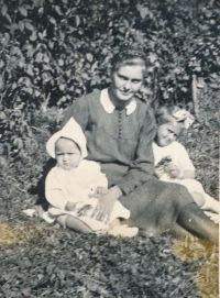 Matka Mária Sulitková, rozená Zavacká, s dětmi Andrejem a Katarínou, 1946