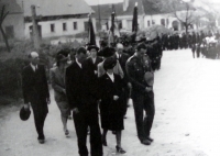 Čelo pohřebního průvodu (zcela vpravo je Rudolf Krzák)