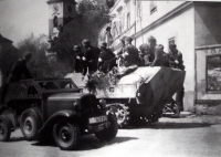 Vojáci SS na náměstí v Bernarticích, 8. května 1945