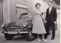 Novomanželé Kleinovi před svým vlastním autem Škoda Octavia Super, 1959