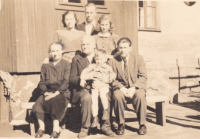 Pamětnice se svým dědečkem a dalšími příbuznými v Ostravě-Hrušově, 1948