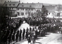 Pohřeb obětí z 8. května 1945, náměstí v Bernarticích