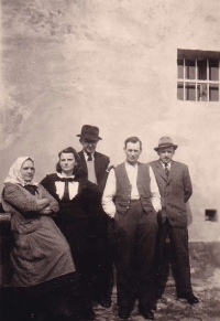 Rodinná fotografie z r. 1944. Vlevo babička Julie