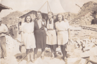 Fotografie zachycující dívky, jak nosily obědy svým otcům a kameníkům ze Březku. Zleva Anna Hejdová, uprostřed teta Krupičková, Bartáková a vpravo Marie Janáková, 2. polovina 40. let