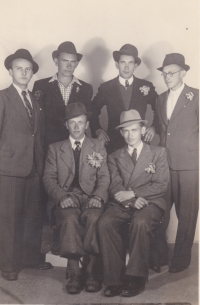 Rekruti: vpravo sedí bratr Karel Stojan, vlevo Pipek a nahoře stojí Kroužil, Barták, Vondra a Laudát