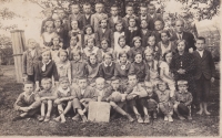 Školní fotografie žáků Dolního Města, ve spodní řadě druhá zprava Marie Janáková a na druhé straně jsou její bratři Václav a Bohouš, r. 1934