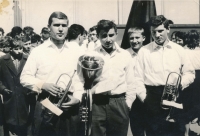Spolužáci z konzervatoře, pamětník první zleva, 1962