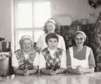 Marie Šubertová (dole uprostřed) v době, kdy vedla Jednotu v Červené Vodě, začátek 70. let